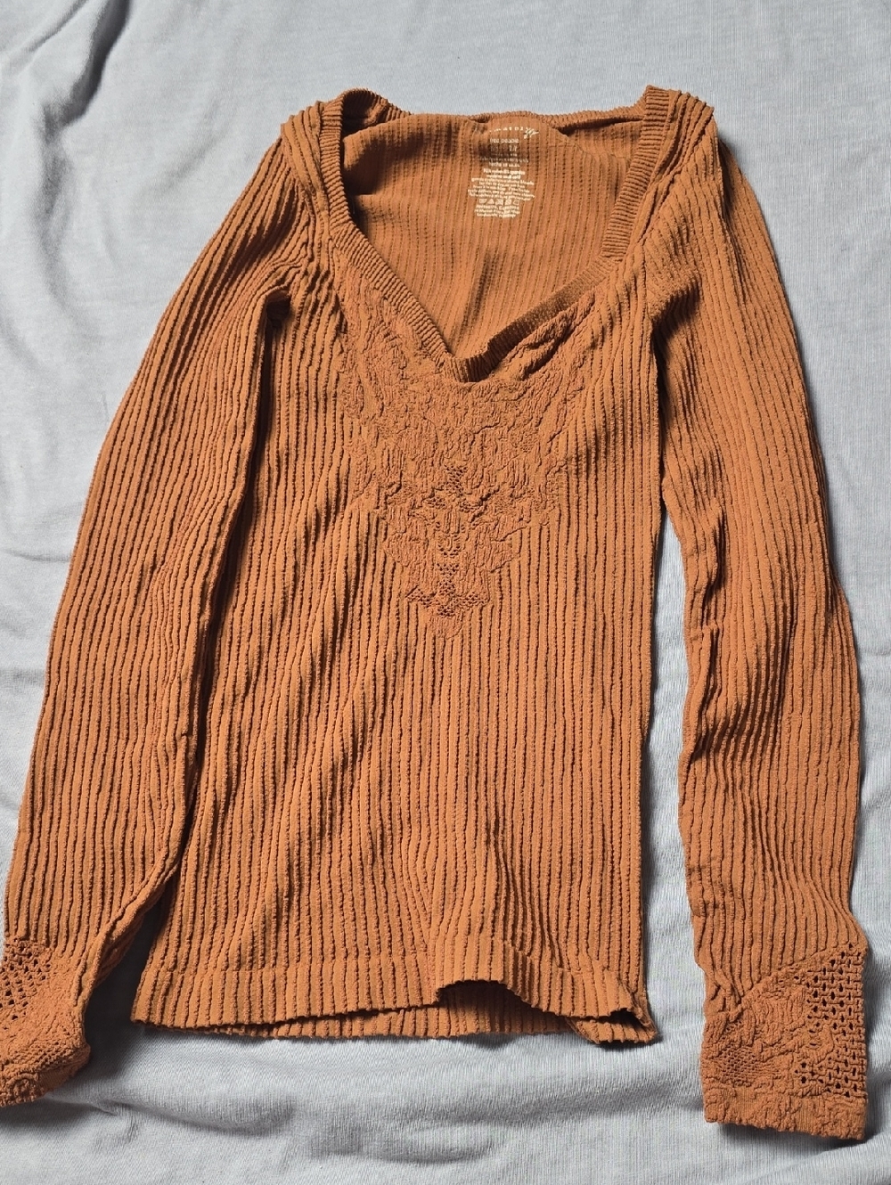 Long Sleeve V-Neck Ribbed Top in Rust